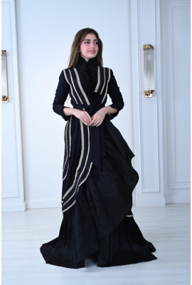 فستان ملكي بتصميم أنيق مع ياقة عالية وكشكش