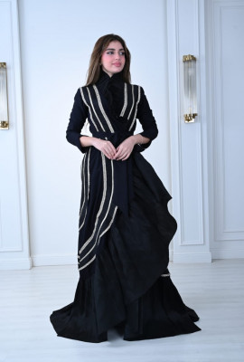 فستان ملكي بتصميم أنيق مع ياقة عالية وكشكش