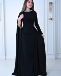 فستان سهرة طويل بأكمام غير متماثلة