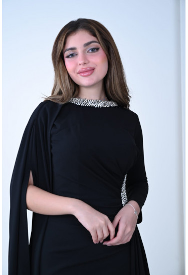 فستان سهرة طويل بأكمام غير متماثلة