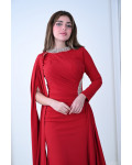 فستان سهرة طويل بأكمام غير متماثلة