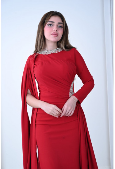 فستان سهرة طويل بأكمام غير متماثلة