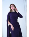 فستان سهرة طويل بأكمام غير متماثلة