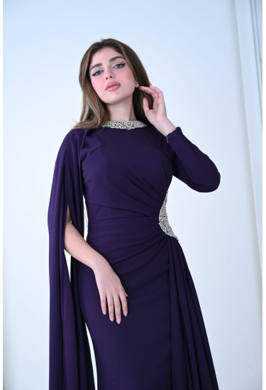 فستان سهرة طويل بأكمام غير متماثلة