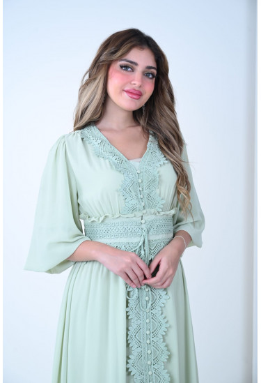 فستان ماكسي أنيق بلمسات دانتيل راقية