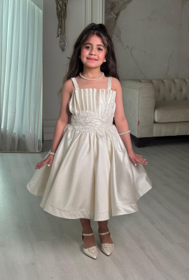 فستان بناتي مطرز و منفوش