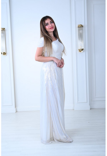 فستان سهرة بتصميم طيات ولمسة ملكية 