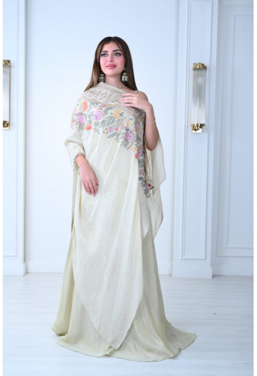 فستان فاخر بأكمام واسعة وتطريز أنيق فستان فاخر بأكمام واسعة وتطريز أنيق