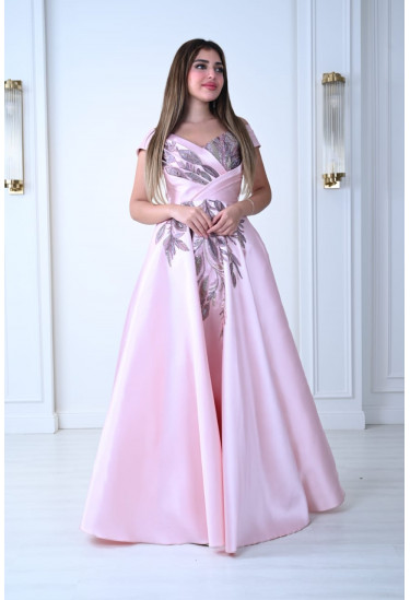 فستان سهرة مطرز بتصميم فخم وأنيق فستان سهرة مطرز بتصميم فخم وأنيق