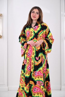 جلابية فضفاضة مزينة بطباعات ملونة 