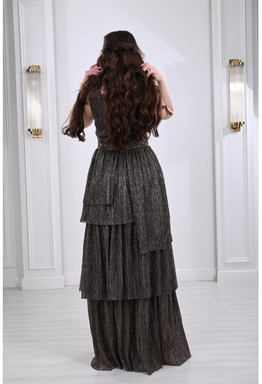 فستان سهرة بأدوار مدرجة الطول