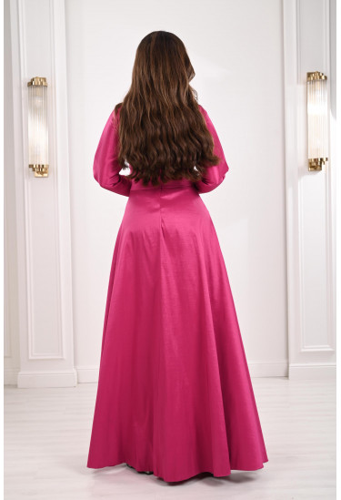 فستان سهرة رقيق بياقة أنيقة