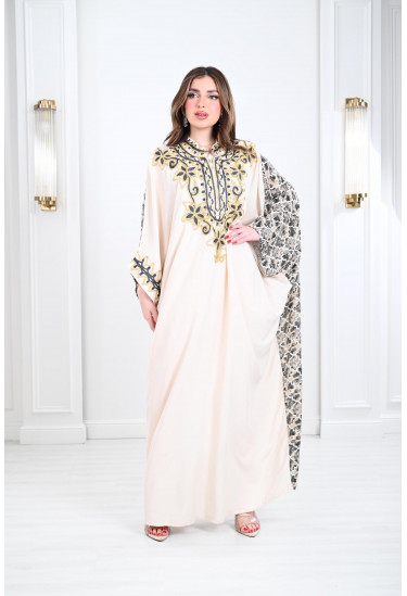 جلابيات طويلة بنمط كيمونو مطرزة