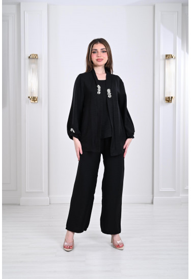 طقم نسائي مُزين بستراس لامع