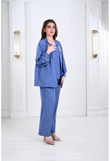 طقم نسائي مُزين بستراس لامع