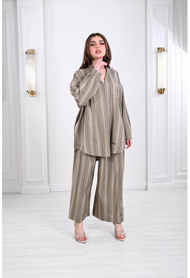 طقم نسائي صيفي بطباعات كلاسيكية