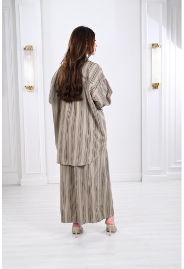 طقم نسائي صيفي بطباعات كلاسيكية