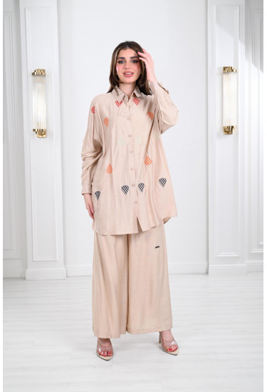 طقم نسائي صيفي بتطريز رقيق ملون