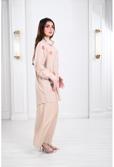 طقم نسائي صيفي بتطريز رقيق ملون