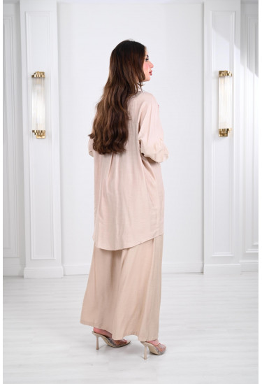 طقم نسائي صيفي بتطريز رقيق ملون