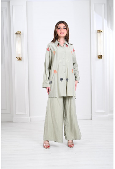 طقم نسائي صيفي بتطريز رقيق ملون