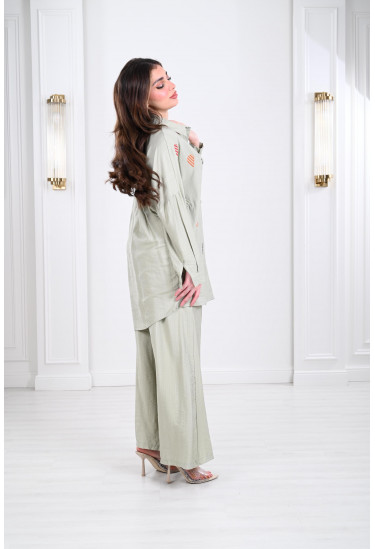 طقم نسائي صيفي بتطريز رقيق ملون