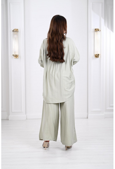 طقم نسائي صيفي بتطريز رقيق ملون