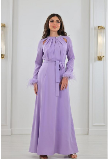 فستان سهرة بأكمام مزينة بالريش