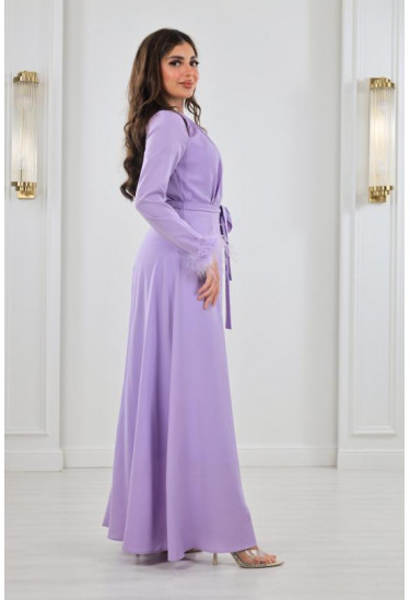 فستان سهرة بأكمام مزينة بالريش