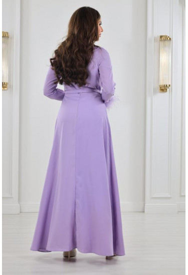 فستان سهرة بأكمام مزينة بالريش