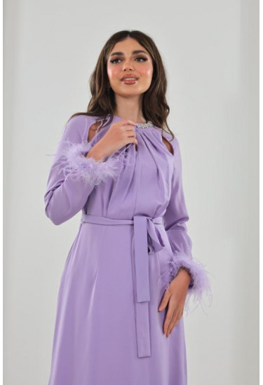 فستان سهرة بأكمام مزينة بالريش