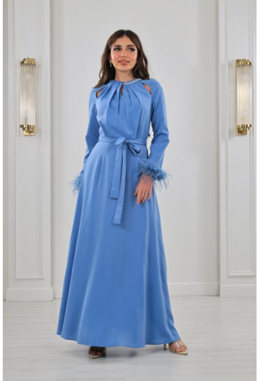 فستان سهرة بأكمام مزينة بالريش