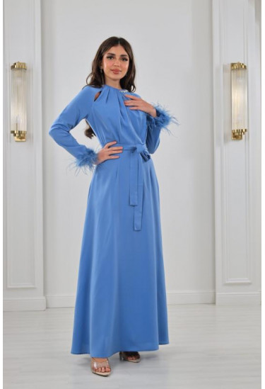 فستان سهرة بأكمام مزينة بالريش