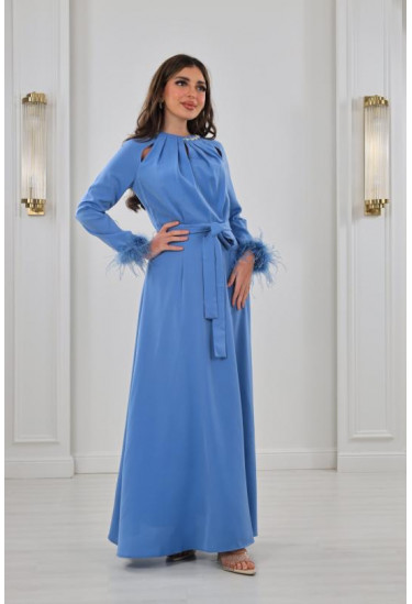 فستان سهرة بأكمام مزينة بالريش