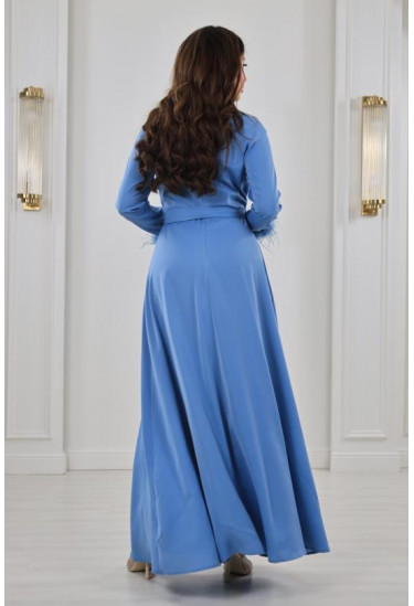 فستان سهرة بأكمام مزينة بالريش