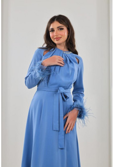 فستان سهرة بأكمام مزينة بالريش