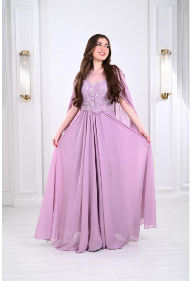 فستان سهرة مطرز بأكمام طويلة