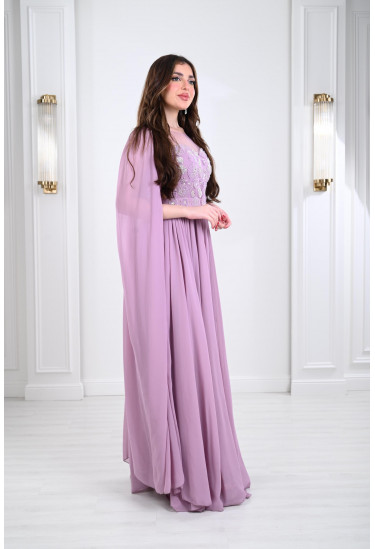 فستان سهرة مطرز بأكمام طويلة