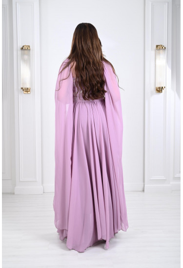 فستان سهرة مطرز بأكمام طويلة