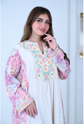 جلابية مزينة بتطريز زهور ملونة