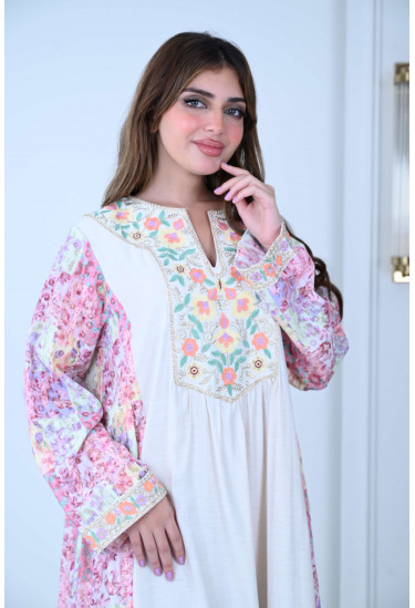 جلابية مزينة بتطريز زهور ملونة