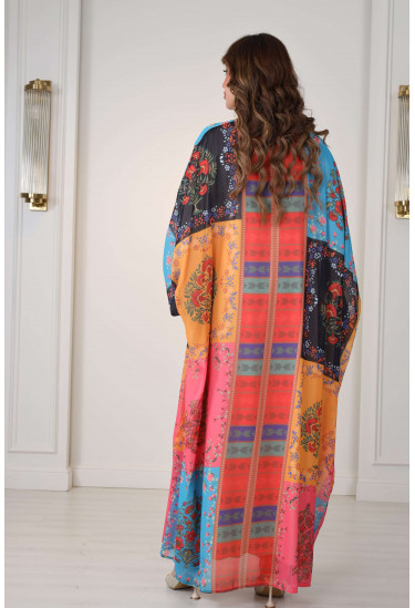جلابية نسائية بنقوش هندسية ملونة
