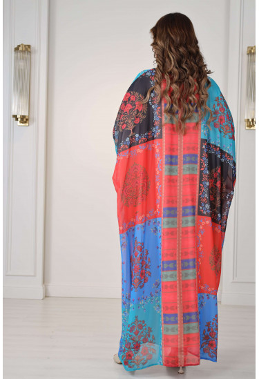 جلابية نسائية بنقوش هندسية ملونة