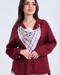 بلوزة نسائية أنيقة مع سكارف مخطط