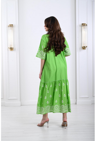 جلابية نسائية بتطريز رقيق من الزهور