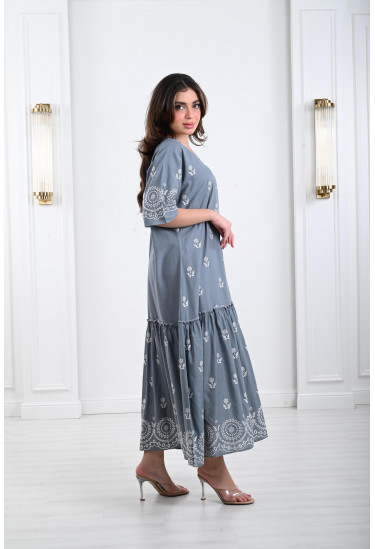 جلابية نسائية بتطريز رقيق من الزهور