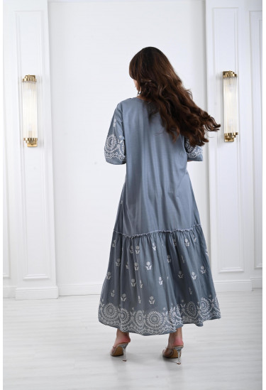 جلابية نسائية بتطريز رقيق من الزهور