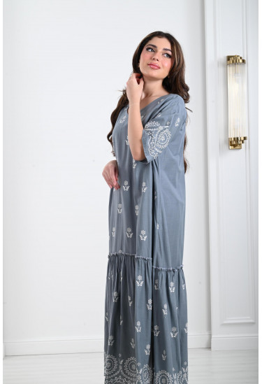 جلابية نسائية بتطريز رقيق من الزهور