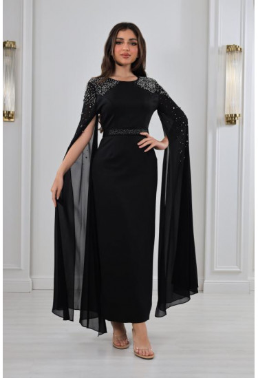 فستان سهرة مطرز بأكمام كيب 