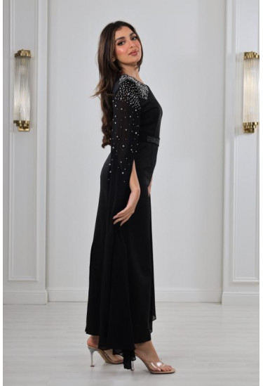 فستان سهرة مطرز بأكمام كيب 